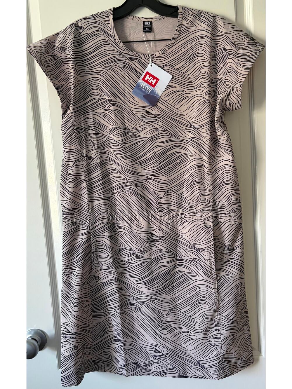 Helly Hansen Thalia Print Dress Pink Cloud Wave Size Small NWT Adj. Cinch Waist